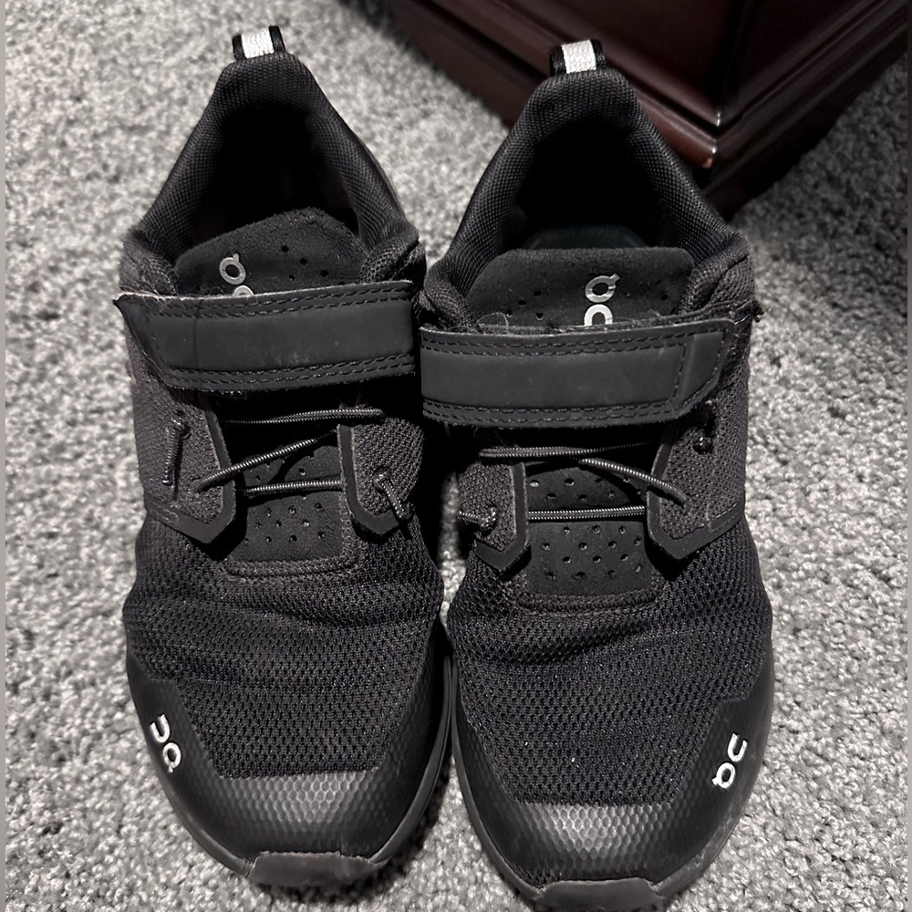 Boys On Cloud black shoes